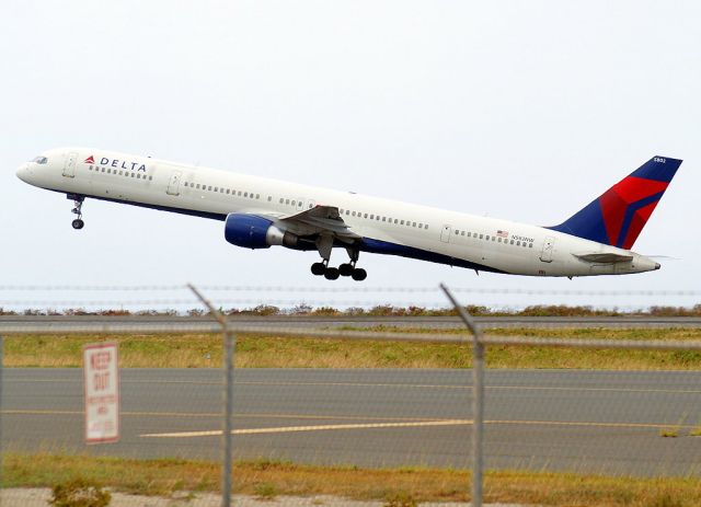 BOEING 757-300 (N582NW)