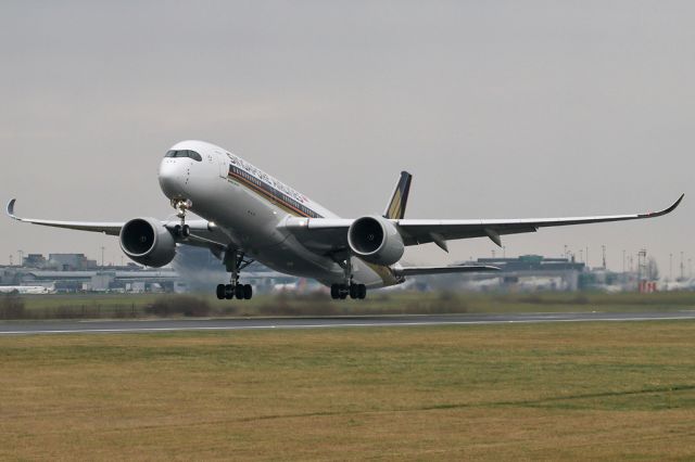 Airbus A350-900 (9V-SMS) - SIA52 continuing to IAH after arriving earlier from SIN.