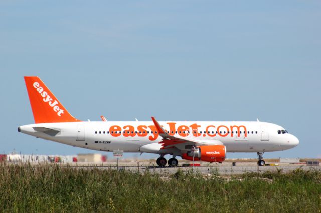 Airbus A320 (G-EZWW)