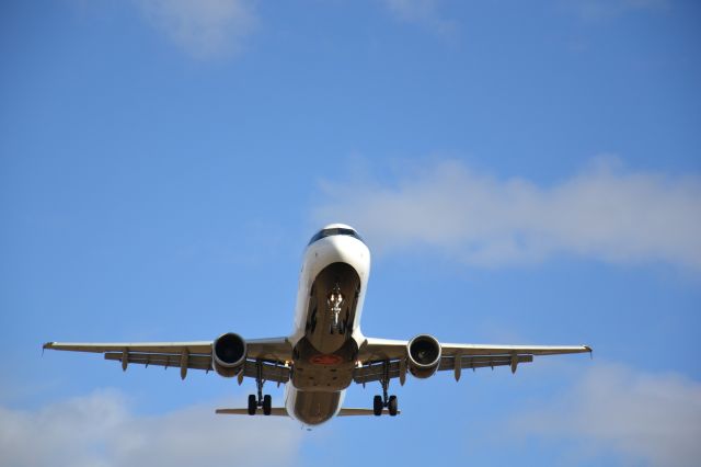 — — - Landing rwy 32 in Ottawa