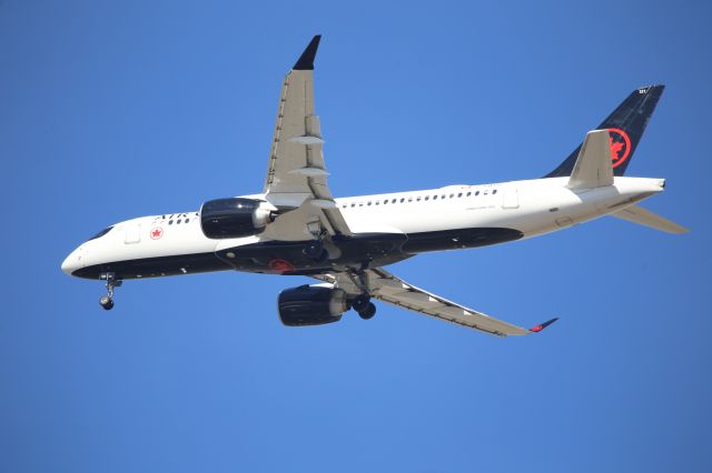 Airbus A220-300 (C-GWUQ)