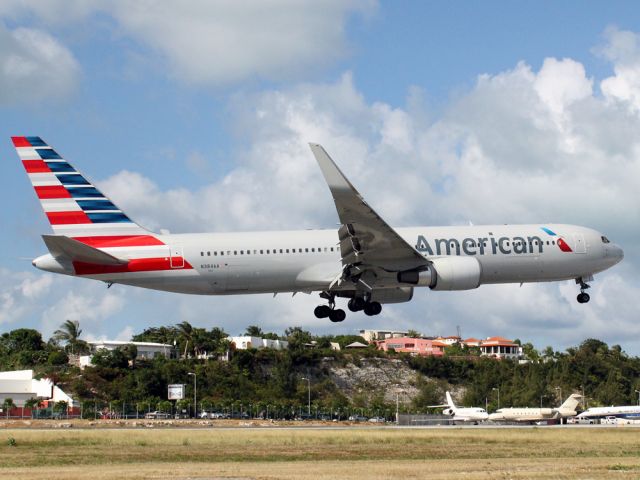 BOEING 767-300 (N384AA)