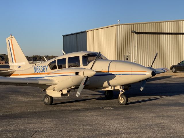 Piper Aztec (N6836Y)