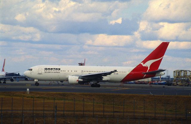 BOEING 767-200 (VH-EAN) - Departure at Narita Intl Airport Rwy34 on 1988/11/28