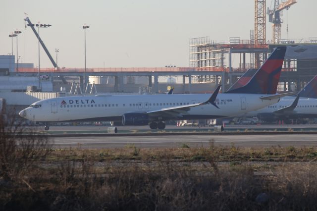 Boeing 737-900 (N807DN)