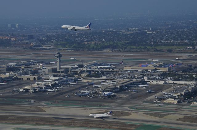 Boeing 787-8 (N26909) - Uniteds N26909, a 787-9, does a "go-around" over Uniteds N45905, a 787-8 on Rnwy 25R at LAX.  Viewed from a Star Helicopters Robinson R44 on 10-11-14.