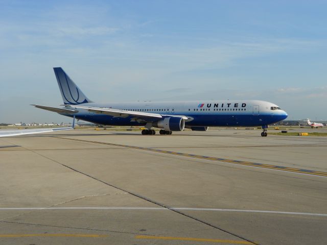 BOEING 767-300 (N641UA)