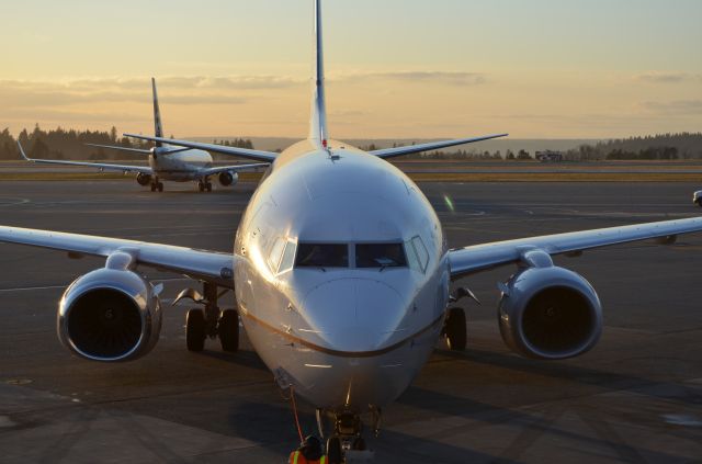 Boeing 737-800 (N73275)