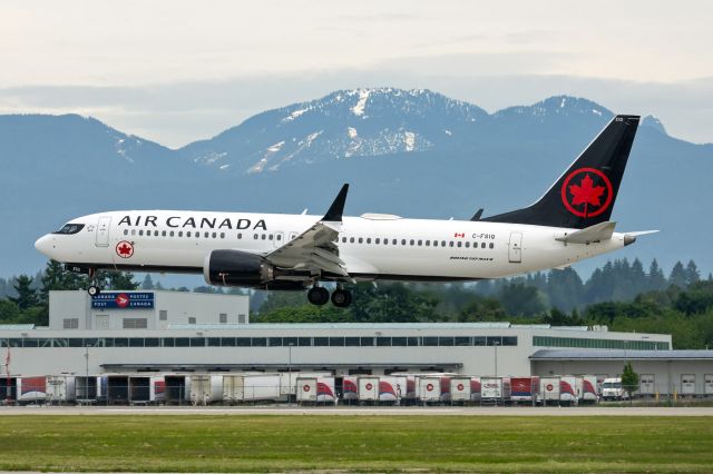 Boeing 737 MAX 8 (C-FSIQ)