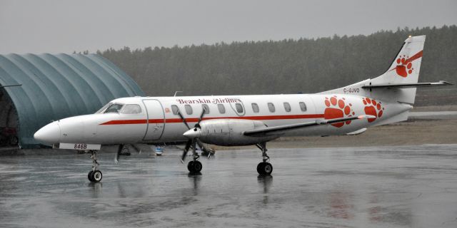 Fairchild Dornier SA-227DC Metro (C-GJVO) - En vol nolisé en partance de CYYZ vers CYEYbr /Cette photo est à son arrivé à CYEYbr /Semble être des représentants de l'eau ESKA