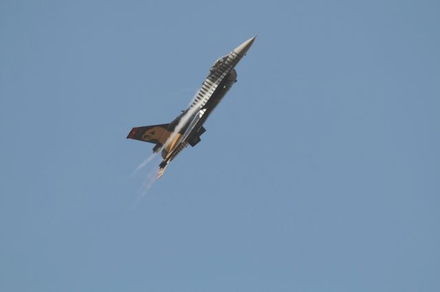 Lockheed F-16 Fighting Falcon — - CLIMBING THE SKY ...SOLOTURK DEMO TEAM F-16 TURKISH AIR BASE