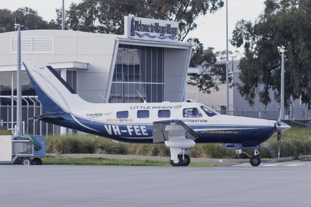 Piper Malibu Mirage (VH-FEE) - Little Wings (VH-FEE) Piper PA-46-350P Malibu Mirage taxiing at Wagga Wagga Airport.