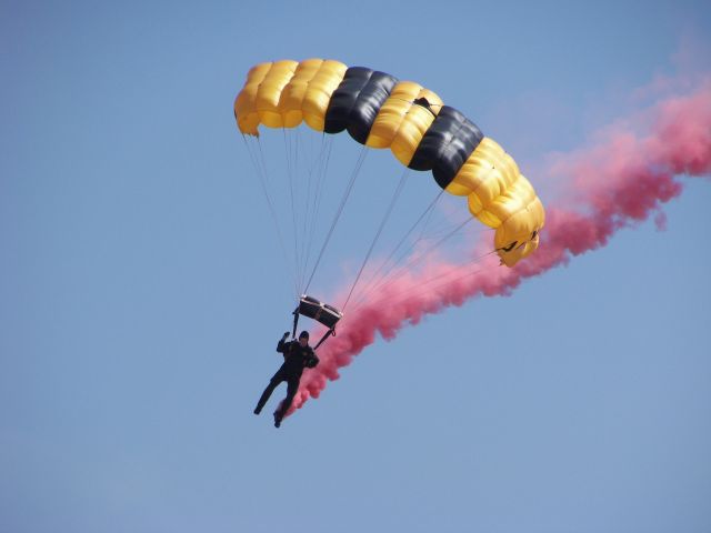 — — - MCAS Miramar Airshow 2007  San Diego,CA  U.S.Army Golden Knights parachute team member spot landing!