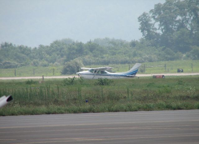 Cessna Skyhawk (N88ML) - Taxiing to the restaurant