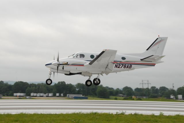 Beechcraft King Air 90 (N278AB) - King Air Landing at SME.