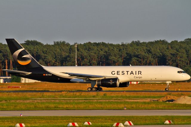 Boeing 757-200 (EC-KLD) - evening sun