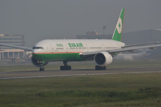 BOEING 777-300 (B-16716)