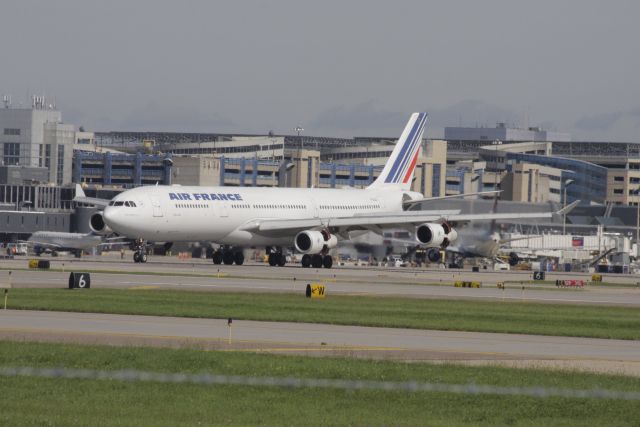 Airbus A340-300 (F-GLZU)