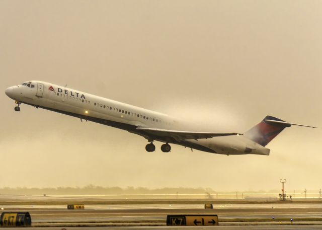 McDonnell Douglas MD-88 —