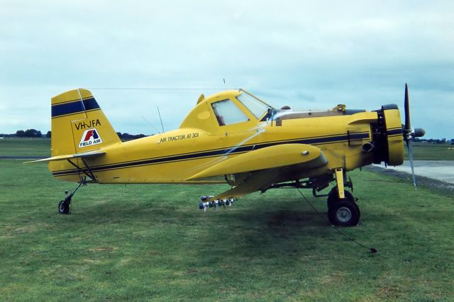 VH-JFA — - AIR TRACTOR AT-301 - REG : VH-JFA (CN 0622) - MT. GAMBIER SA. AUSTRALIA - YMTG (13/6/1987) 35MM SLIDE CONVERSION USING A LIGHTBOX AND A NIKON L810 DIGITAL CAMERA IN THE MACRO MODE.