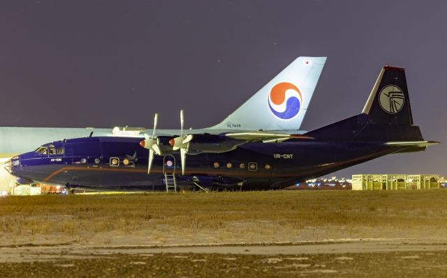 Antonov An-12 (UR-CNT)