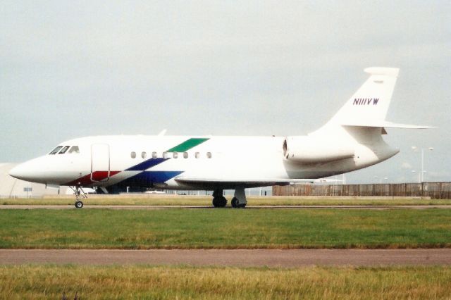 Dassault Falcon 2000 (N111VW) - Taxiing to the ramp in Aug-01.br /br /Reregistered N770MP 17-Feb-07,br /then N770MR 13-Dec-16.