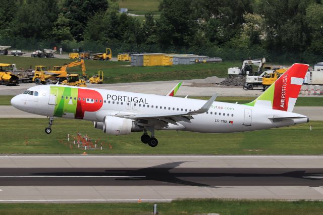 Airbus A320 (CS-TNU)