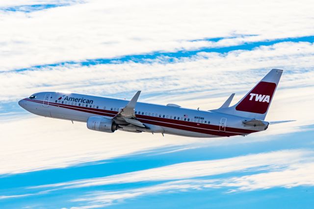 Boeing 737-800 (N915NN) - American Airlines 737-800 in TWA retro livery taking off from PHX on 12/16/22. Taken with a Canon R7 and Tamron 70-200 G2 lens.