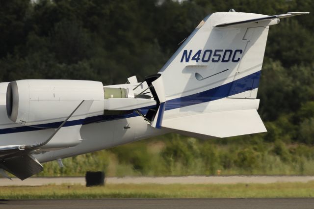 Learjet 60 (N405DC) - Detail of the Learjet 60 thrust reversers while landing at Teterboro.