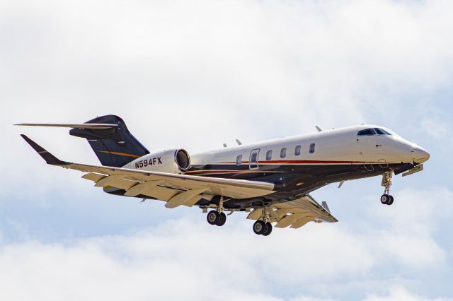 Canadair Challenger 350 (N594FX)