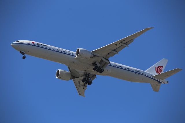 BOEING 777-300ER (B-1429)