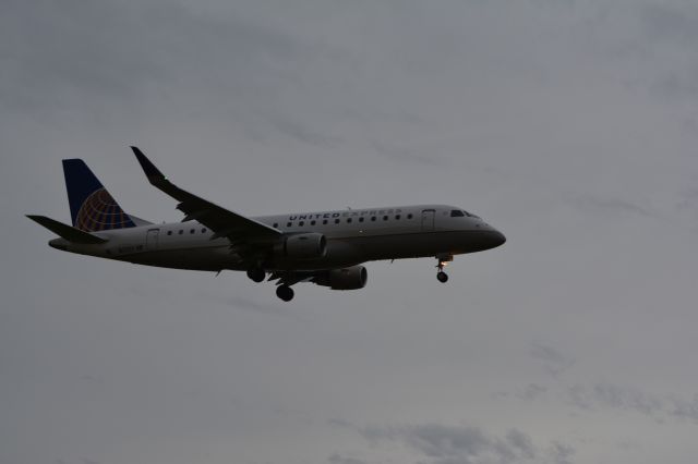 Embraer 170/175 (N121SY)