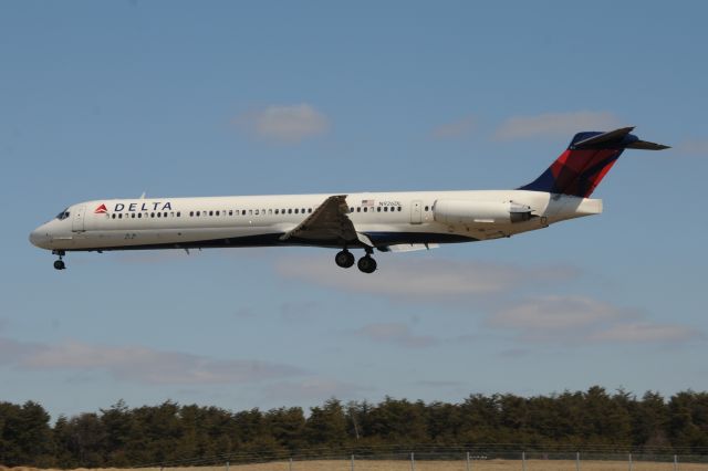 McDonnell Douglas MD-80 (N926DL) - Short final 33-L
