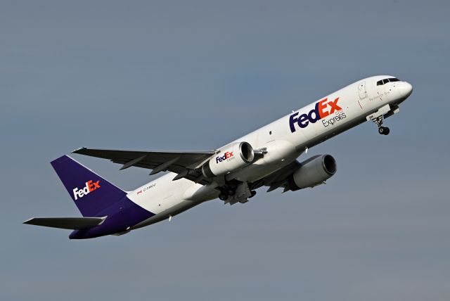 Boeing 757-200 (C-FMOC)