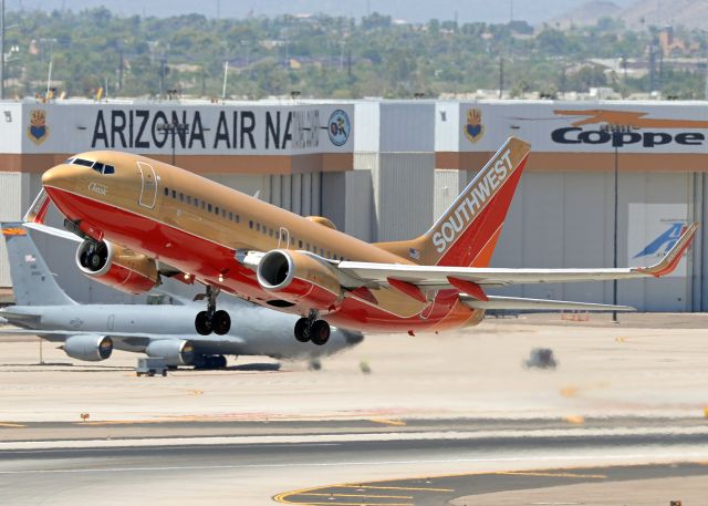 Boeing 737-700 (N714CB)