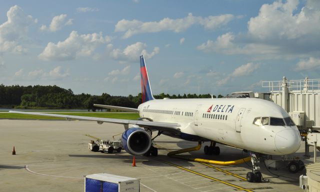 Boeing 757-200 (N698DL) - Delta Boeing 757-232 N698DL at Orlando International Airport