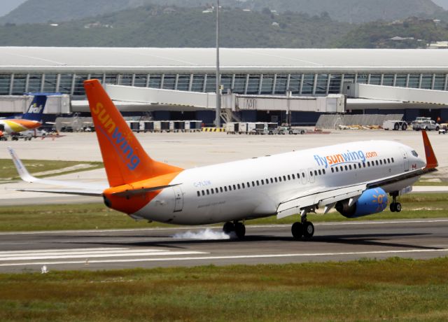 Boeing 737-800 (C-FLSW)