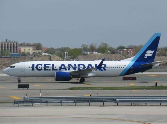 Boeing 737 MAX 8 (TF-ICS)