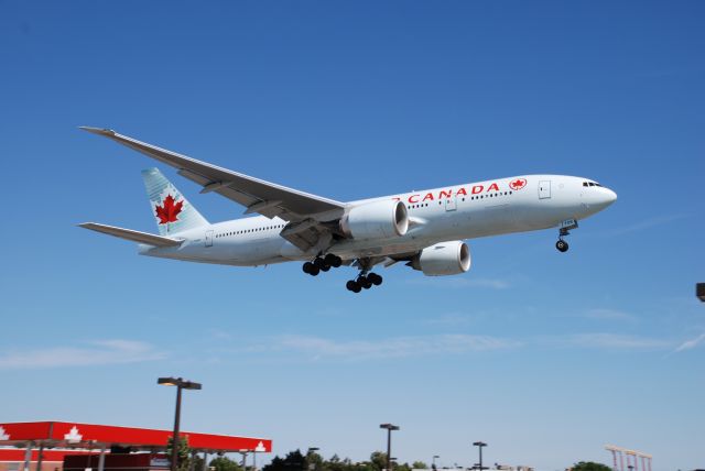 Boeing 777-200 (C-FNNH) - Air Canada Boeing 777-233LR arriving Toronto Intl.   July 1/08.