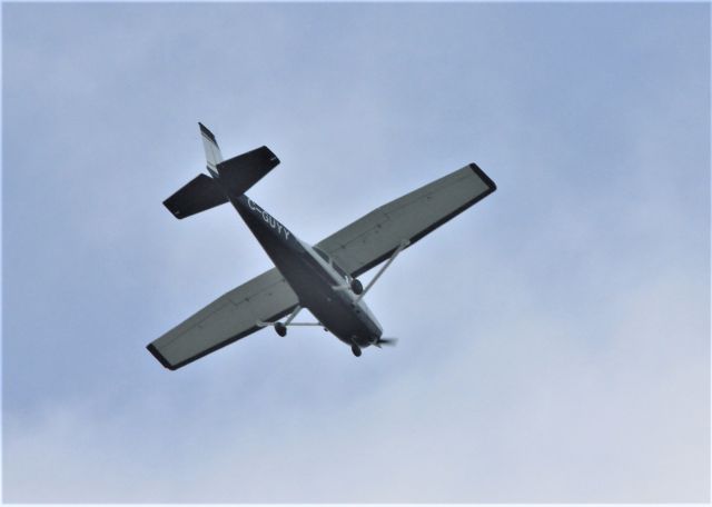 Cessna Skyhawk (C-GUYY) - C-GUYY Cessna Skyhawk 172 M  Max Aviation Inc. en vol au dessus de la ville de Lavaltrie   QC. le 08-08-2021 à 15:33