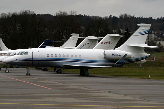 Dassault Falcon 2000 (N790J) - Parked on the W stands on 23-Jan-18.