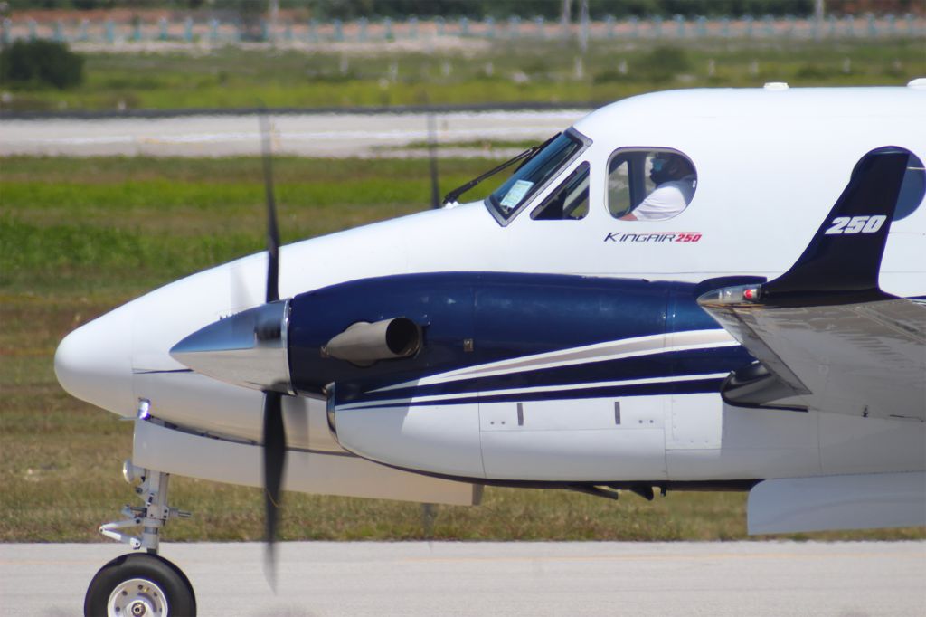 Beechcraft Super King Air 200 (N250JS)