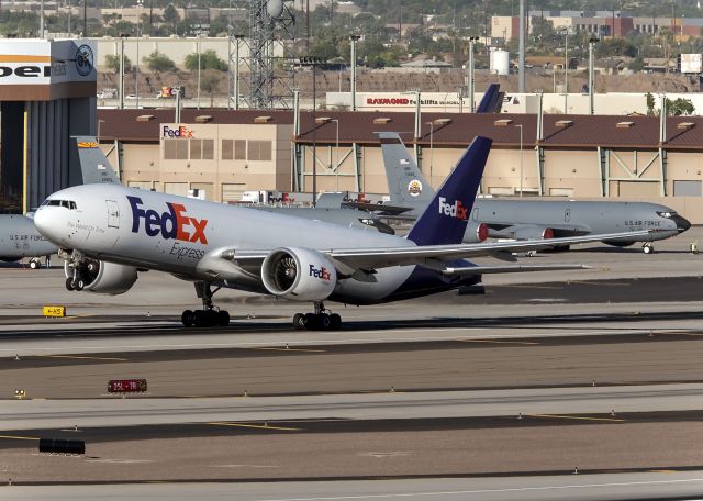 Boeing 777-200 (N882FD)