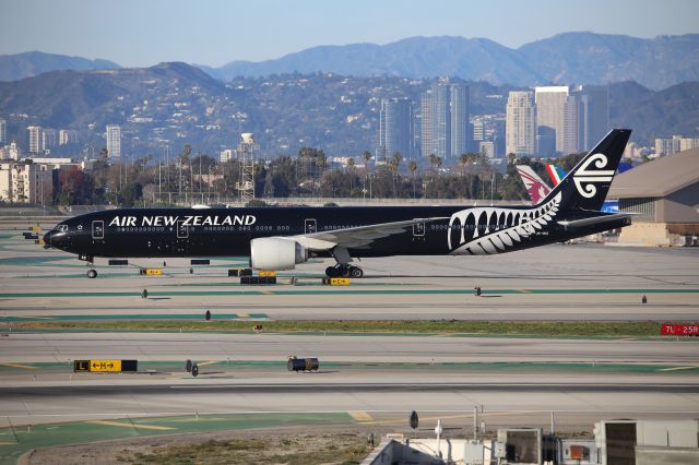 BOEING 777-300ER (ZK-OKQ)