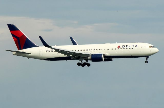 BOEING 767-300 (N1602) - DL 237 arriving from Amsterdam