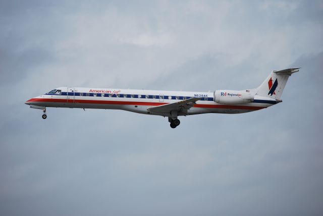 Embraer ERJ-145 (N628AE) - On final for 18L - 10/23/09