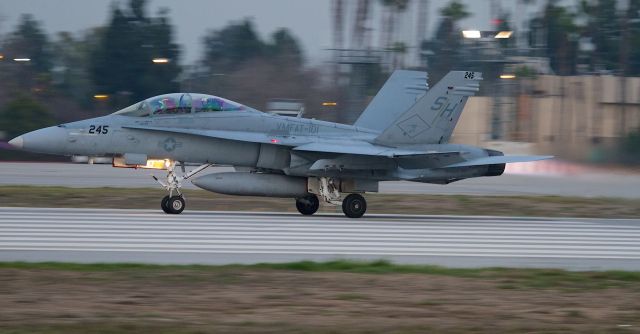 McDonnell Douglas FA-18 Hornet —