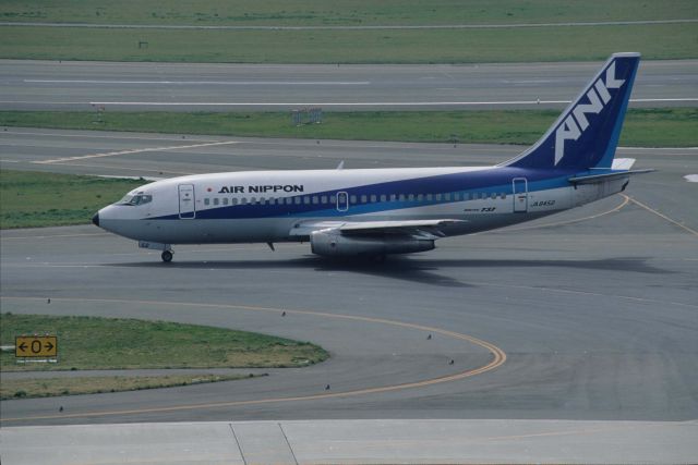 Boeing 737-200 (JA8452) - Taxing at Tokyo-Haneda Intl Airport on 1994/04/09