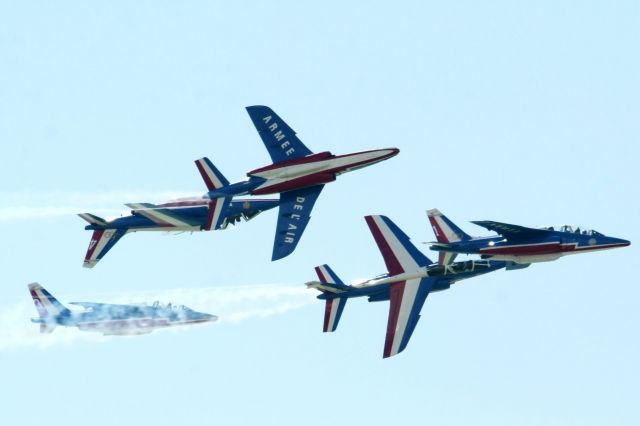 — — - Patrouille de France en démonstration à la Baule