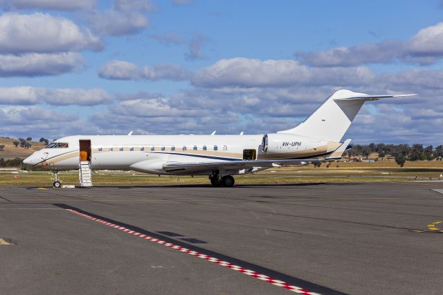 Bombardier Global Express (VH-UPH) - Mineralogy (VH-UPH) Bombardier BD-700-1A10 Global Express XRS at Wagga Wagga Airport.